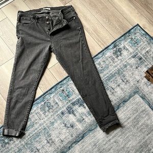 33 - madewell - 9" Mid-Rise Skinny Jeans in Black Sea